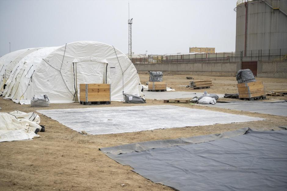 Carpas situadas junto al Puerto de Ceuta.