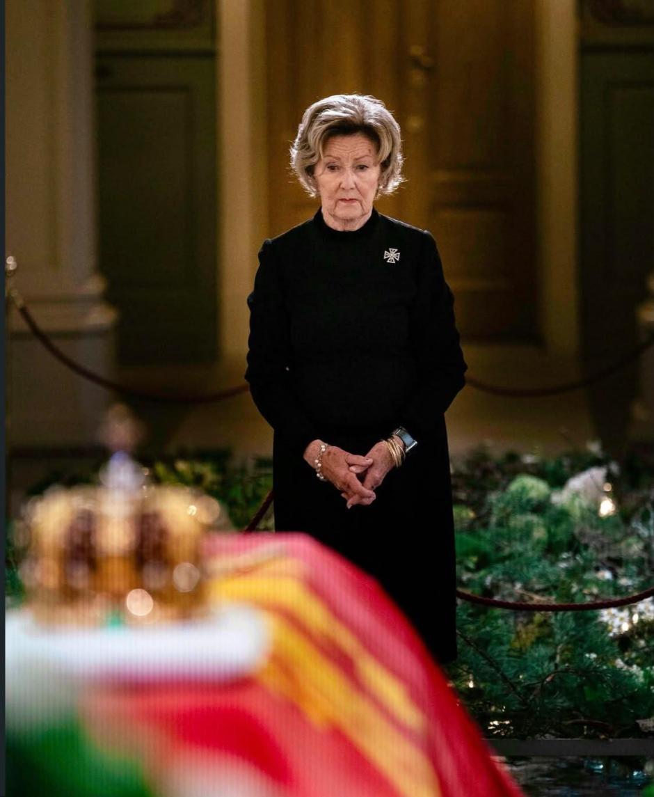 La Reina Sonia de Noruega frente al féretro de Harald
