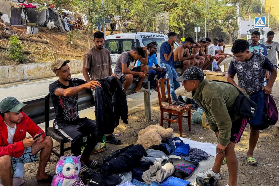 Un inmigrante que se dedica a vender artículos en puestos ambulantes que se han levantado en la playa de El Trampolín de Ceuta