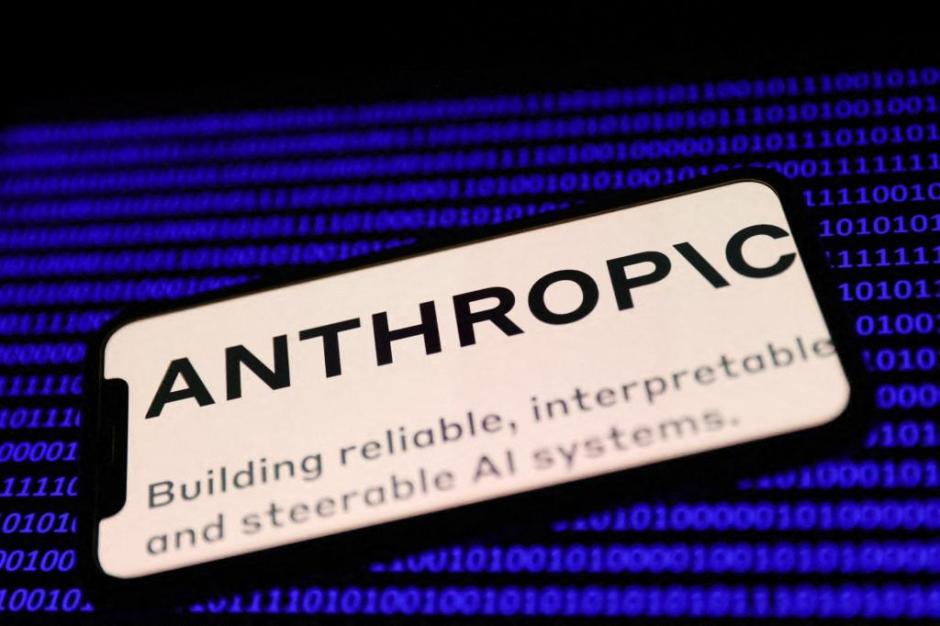 El logotipo de Anthropic en la pantalla de un teléfono y código binario en la pantalla de un ordenador portátil