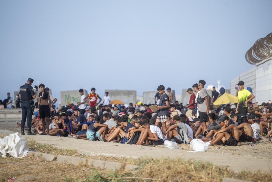 Decenas de inmigrantes en la playa de El Trampolín, a 7 de septiembre de 2026, en Ceuta