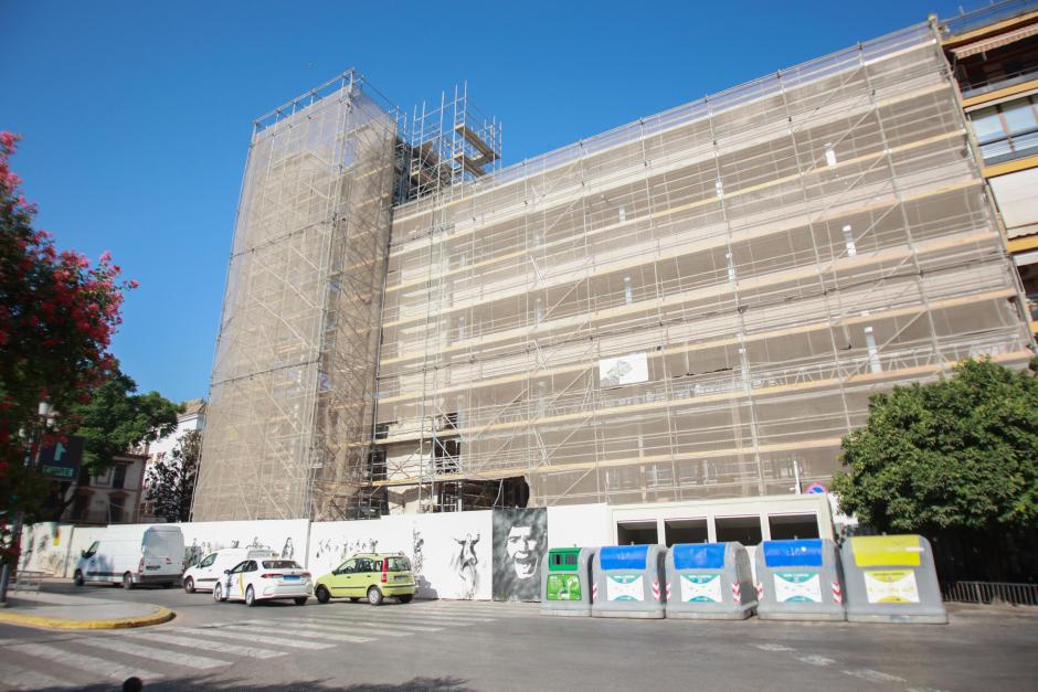 Fachada en obras, cubierta de andamios, de la antigua comisaría de Policía de la Gavida, en Sevilla (archivo)
