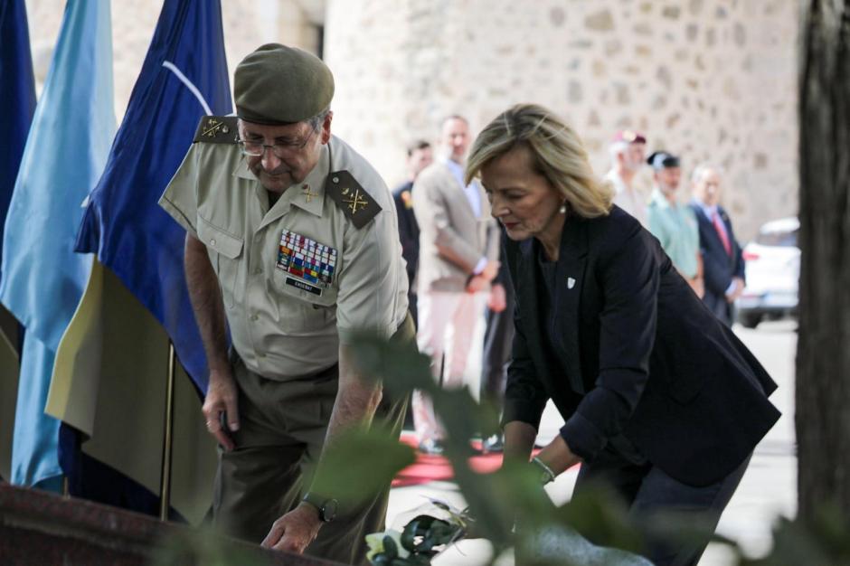 El Jefe de Estado Mayor del Ejército de Tierra (JEME), general de ejército Amador Enseñat y Berea, y la embajadora de Bosnia y Herzegovina Vesna Andree Zaimović, presiden la inauguración del monolito que fallecieron en acto de servicio en aquellas operaciones
