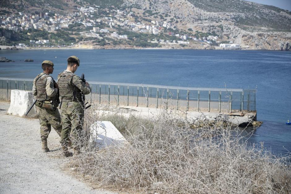 Dos militares vigilan la frontera entre España y Marruecos en Ceuta