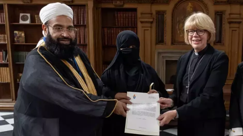 Mullaly, con Hafiz Muhammad Tahir Mehmood Ashrafi  y su mujer, completamente tapada