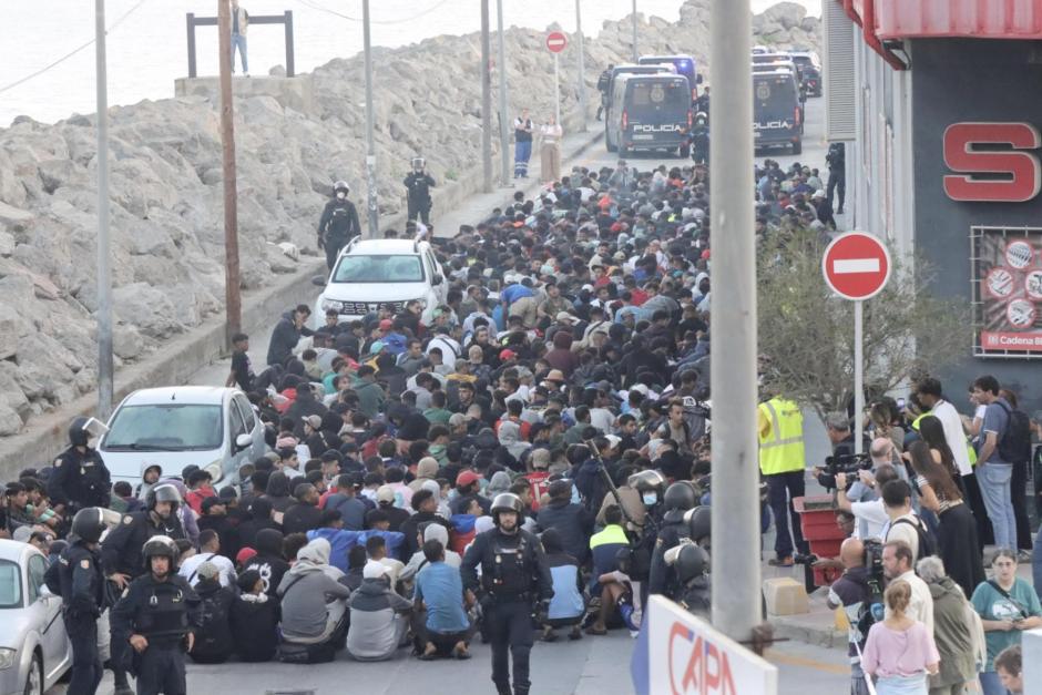 Traslado de inmigrantes asentados en la playa de Benítez, este viernes
