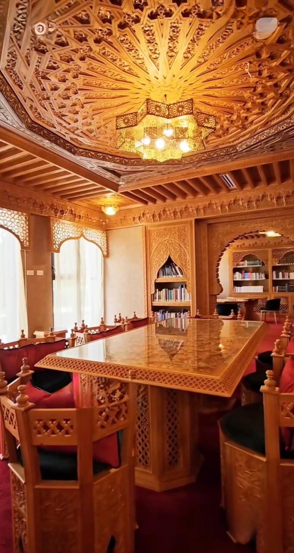Una de las mesas del interior de la biblioteca