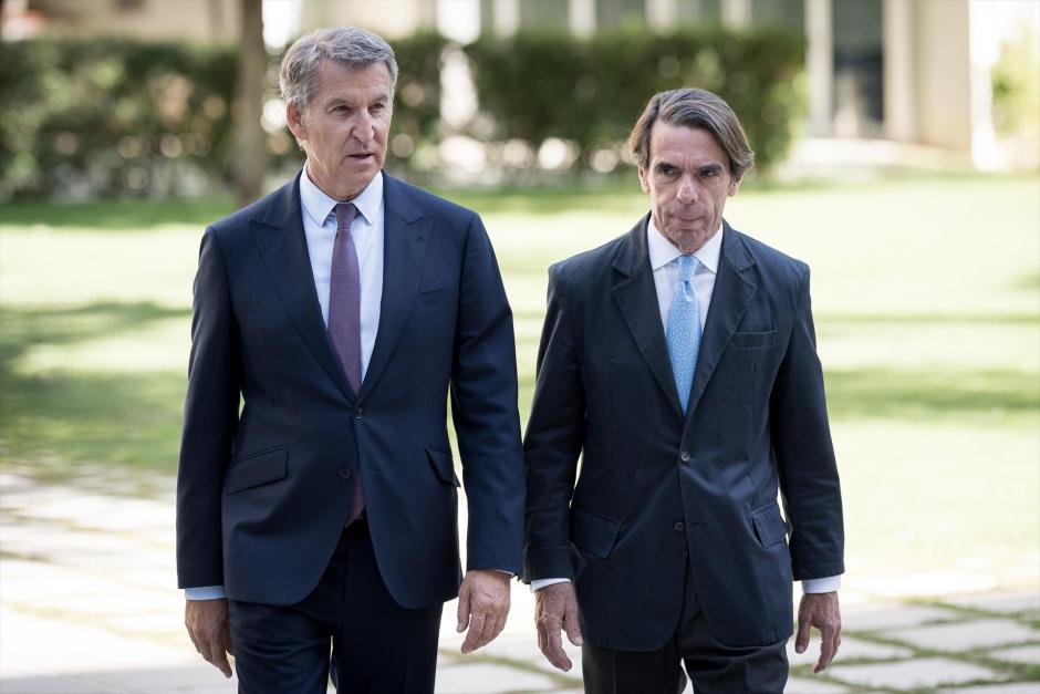 El presidente del Partido Popular, Alberto Núñez Feijóo, y el expresidente del Gobierno, José María Aznar