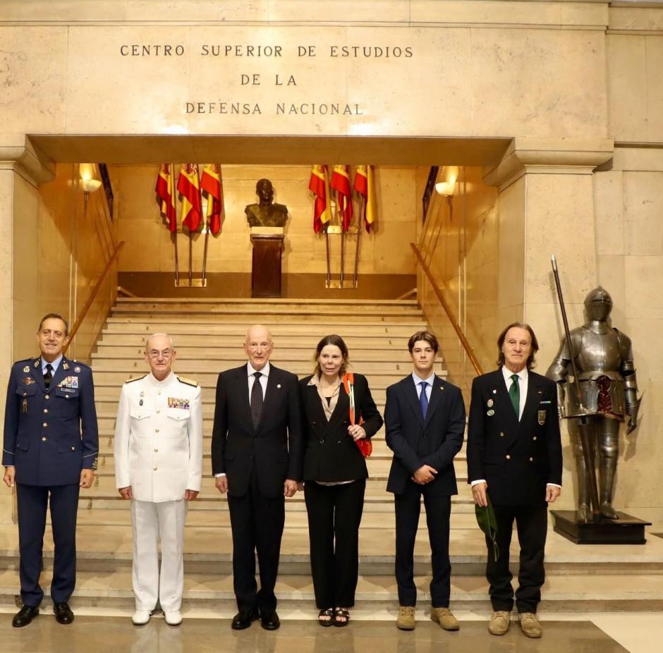 La presentación del libro de Kitín muñoz contó con la asistencia del Rey Simeón de Bulgaria; el Jefe de Estado Mayor de la Defensa, almirante general Teodoro López Calderón; el Jefe de Estado Mayor del Ejército del Aire, Francisco Braco y Carbó; la princesa Kalina de Bulgaria y su hijo, Simeón Hassan