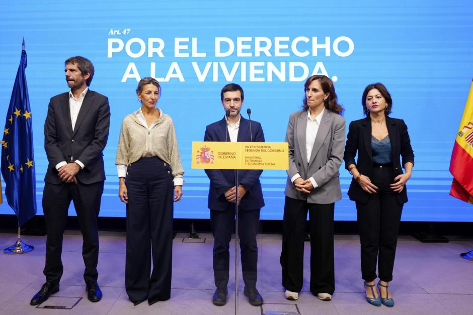 Los ministros de Sumar, en la rueda de prensa alternativa tras el Consejo de Ministros.