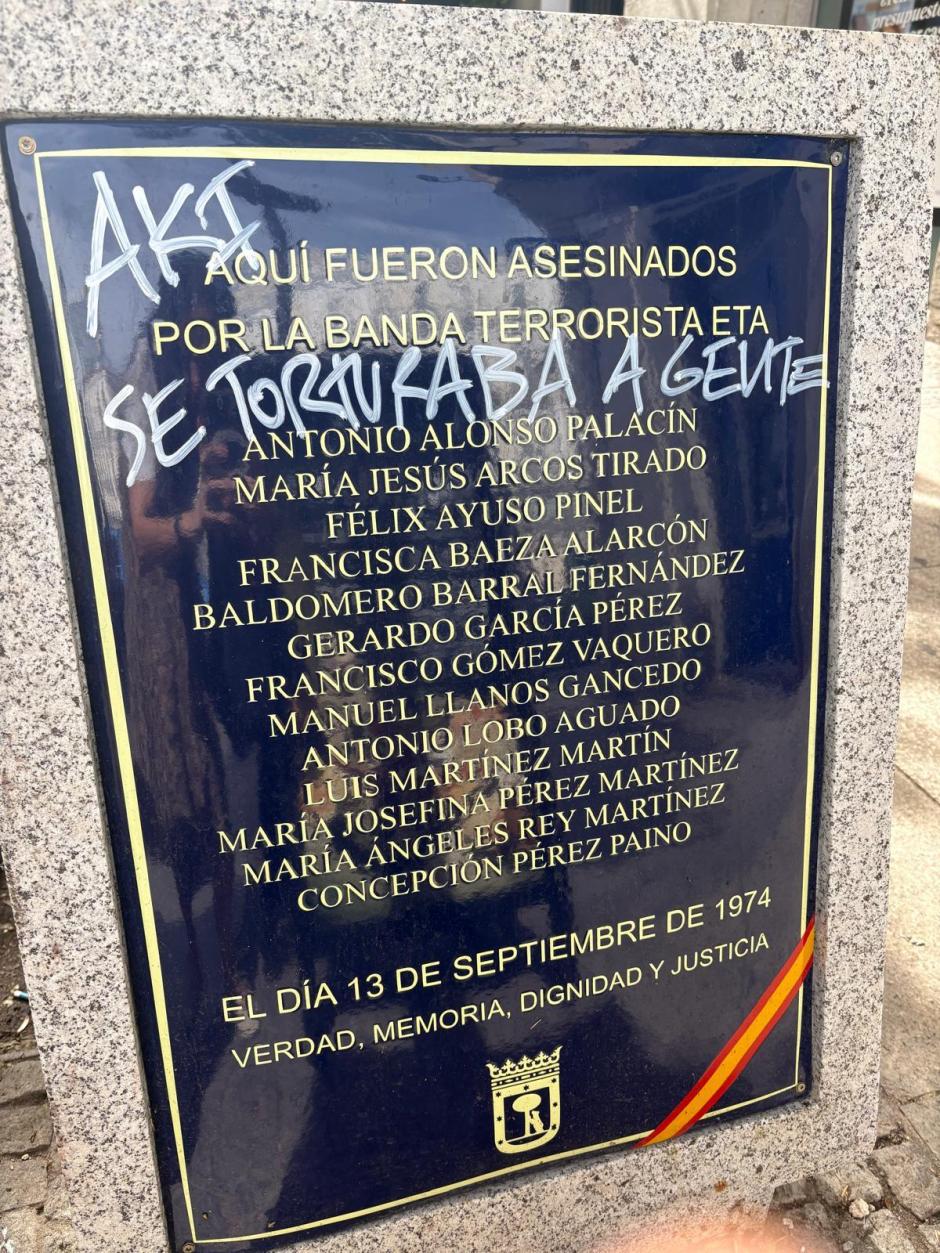 Placa de homenaje a los 13 asesinados por ETA en el atentado de la Cafetería Rolando