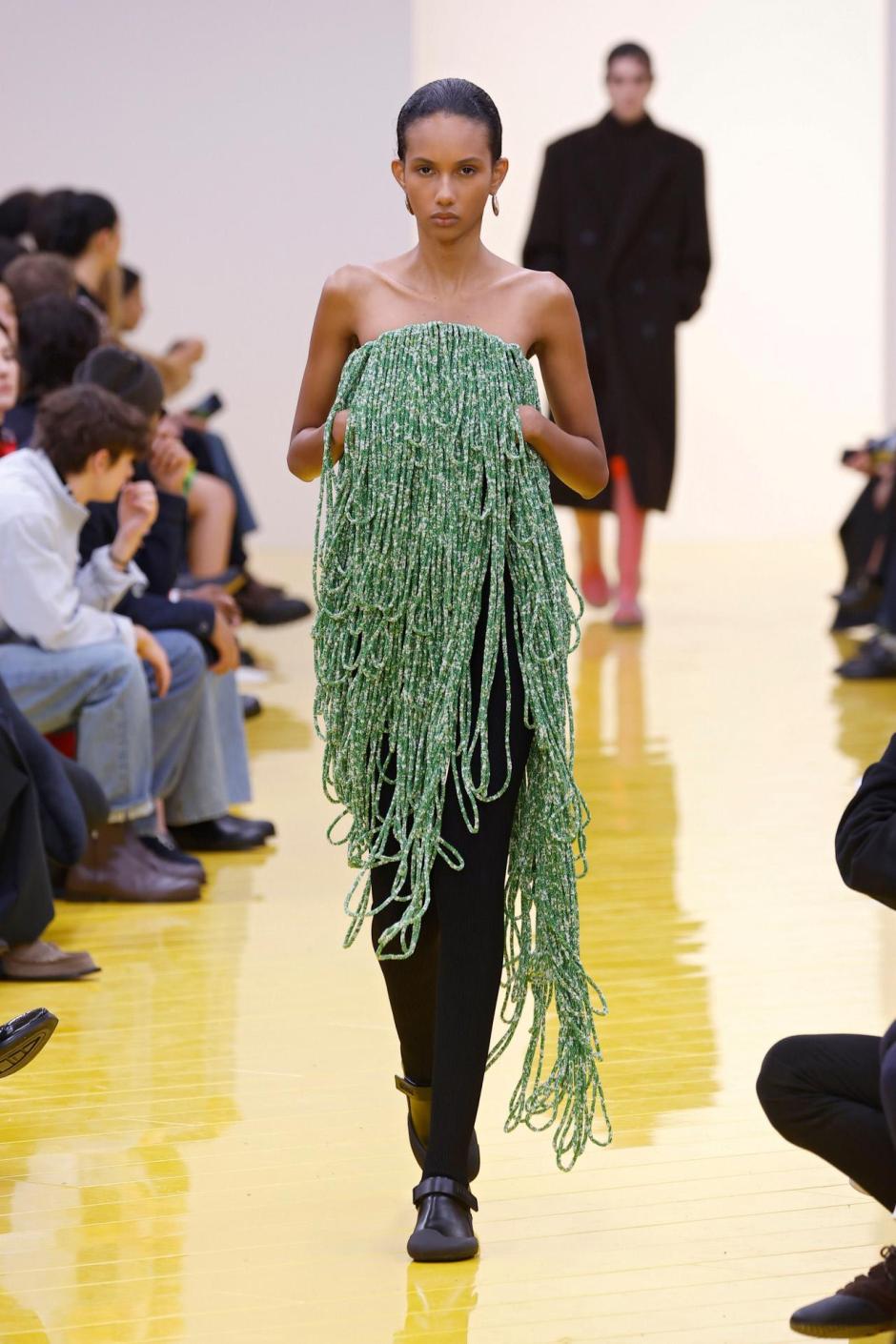 Una de las modelos de Loewe en el desfile de París