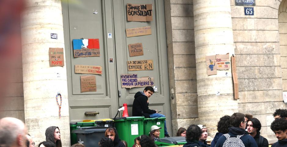 Grupos de jóvenes bloquean la entrada al Liceo Condorcet de París