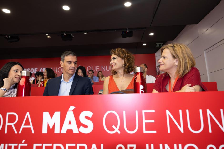 Imagen de Pedro Sánchez junto a Rebeca Torró, María Jesús Montero y Pilar Bernabé tomada en el último Comité Federal del PSOE