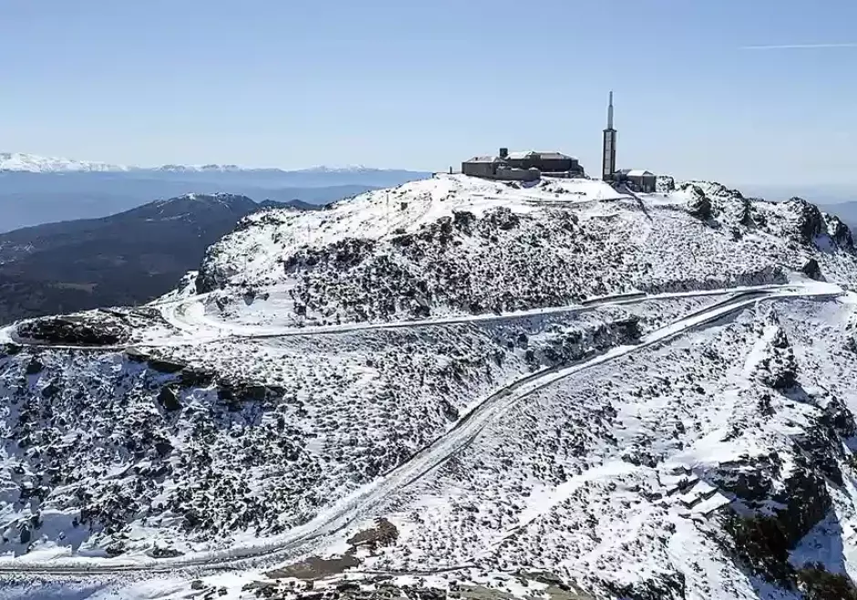 Espectacular imagen de la Peña de Francia nevada con el Santuario de Nuestra Señora de la Peña de Francia, la hospedería y el repetidor de telecomunicaciones