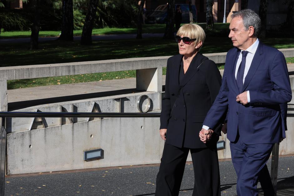 El ex presidente del Gobierno, José Luis Rodríguez Zapatero, asiste a la capilla ardiente de su padre, Juan Rodríguez García-Lozano, junto a su esposa, Sonsoles Espinosa