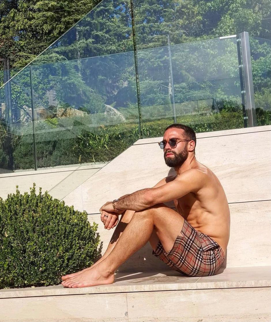 Dani Carvajal tomando el sol en su casa