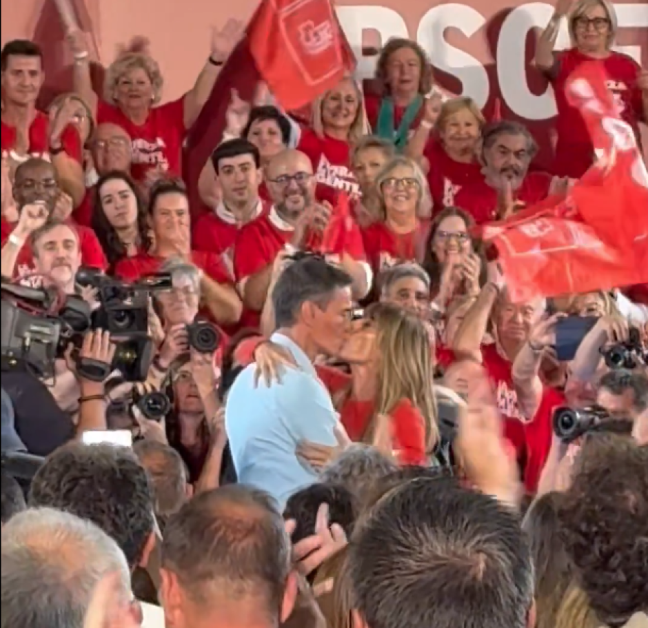 El presidente del Gobierno, Pedro Sánchez, y su mujer, Begoña Gómez