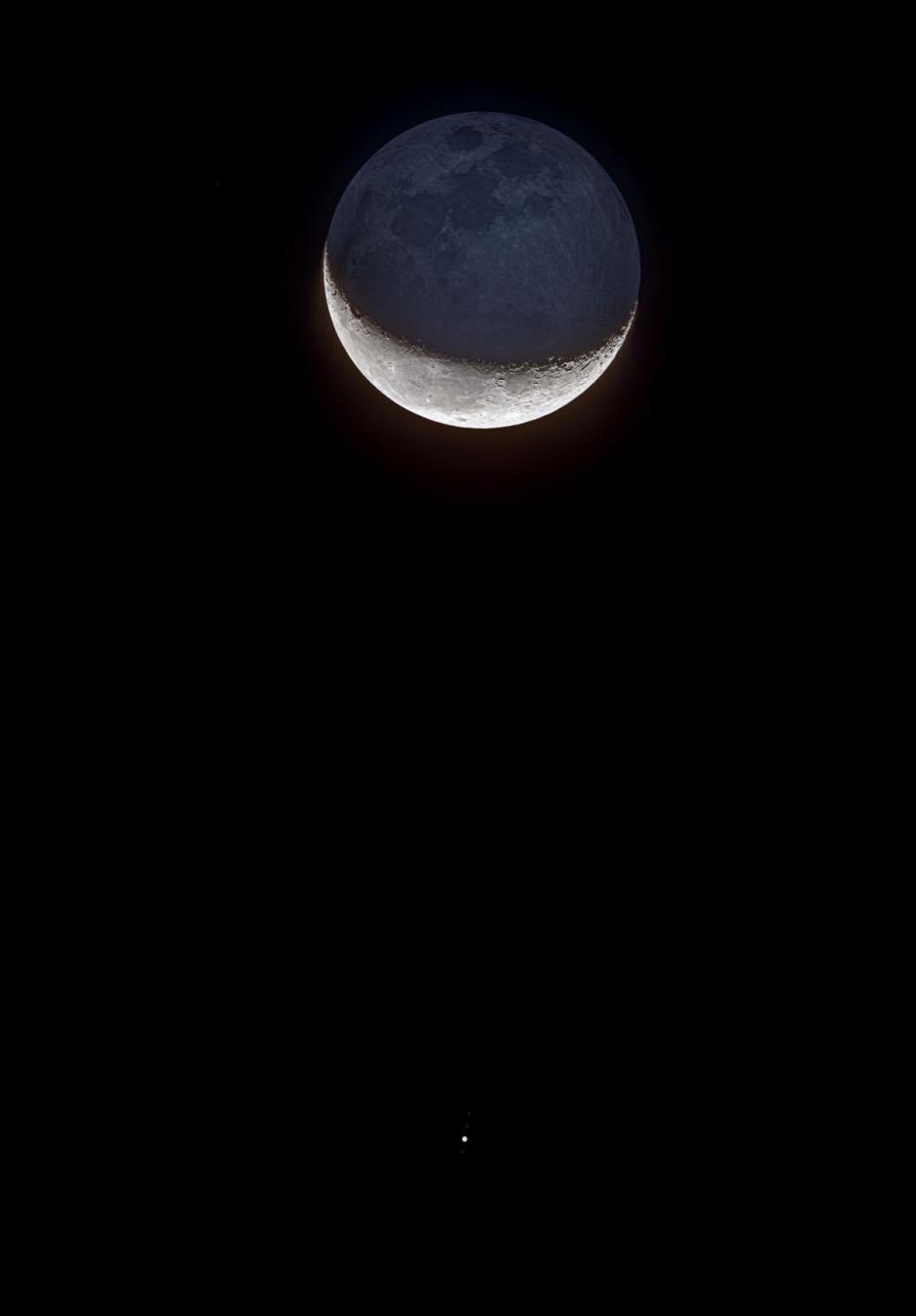 La Luna con su luz cenicienta y, debajo, Júpiter con sus satélites