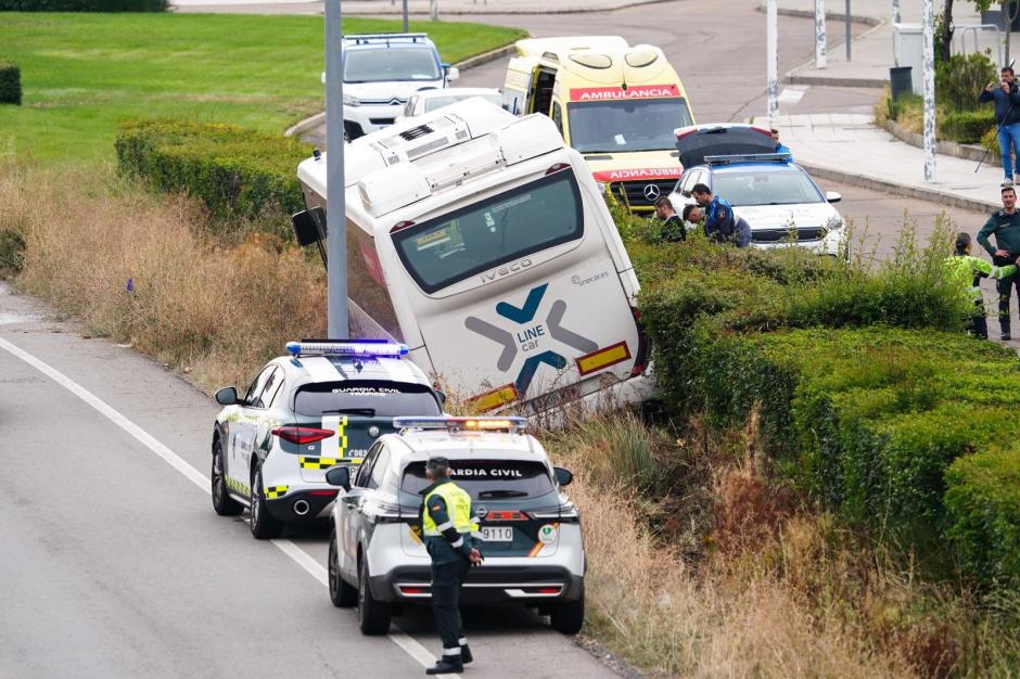 El autobús ha quedado volcado sobre la cuneta tras el mareo de su conductor