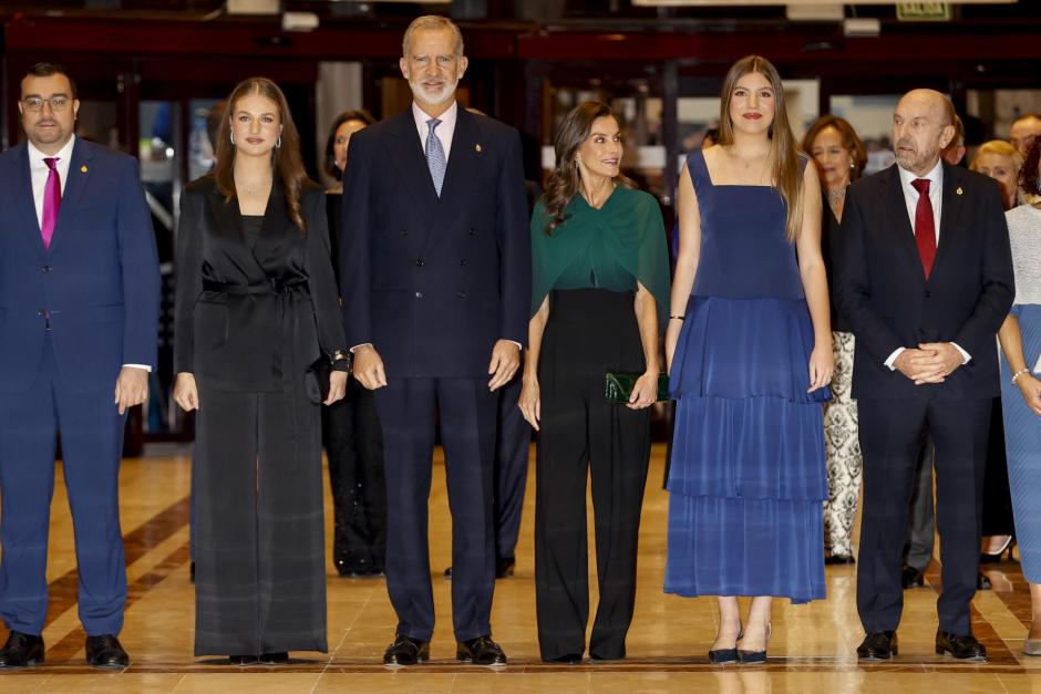 Los cuatro miembros de la Familia Real con las autoridades