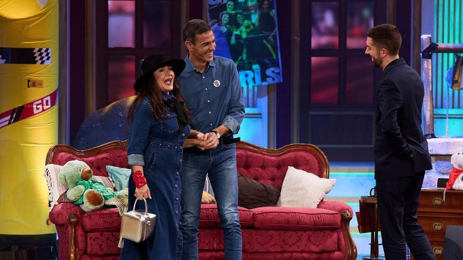 Candela Peña, Pedro Sánchez y David Broncano, en La Revuelta