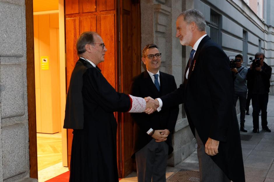 El Rey es recibido por el presidente de la Real Academia de Jurisprudencia, Luis Cazorla, en presencia del ministro Félix Bolaños