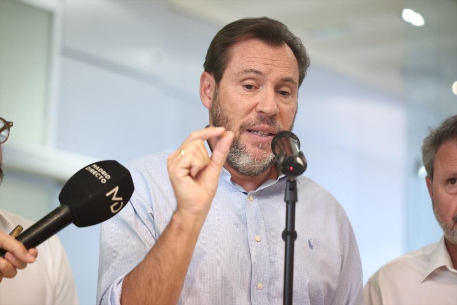 El ministro de Transportes y Movilidad Sostenible, Óscar Puente, durante una rueda de prensa, en el Centro de Gestión de Red H24 de Adif