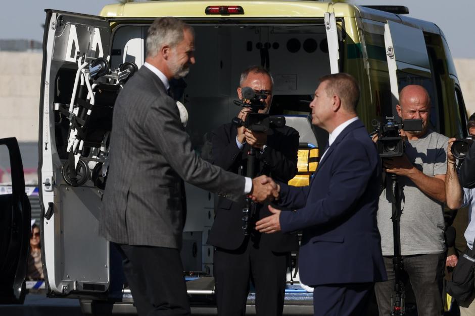 Don Felipe es recibido por el presidente de Castilla-La Mancha, a su llegada al Hospital Universitario de Toledo