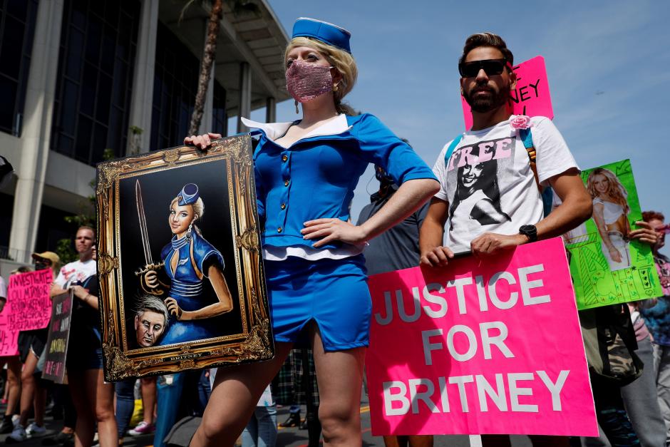 Varios manifestantes apoyando la libertad de Britney Spears