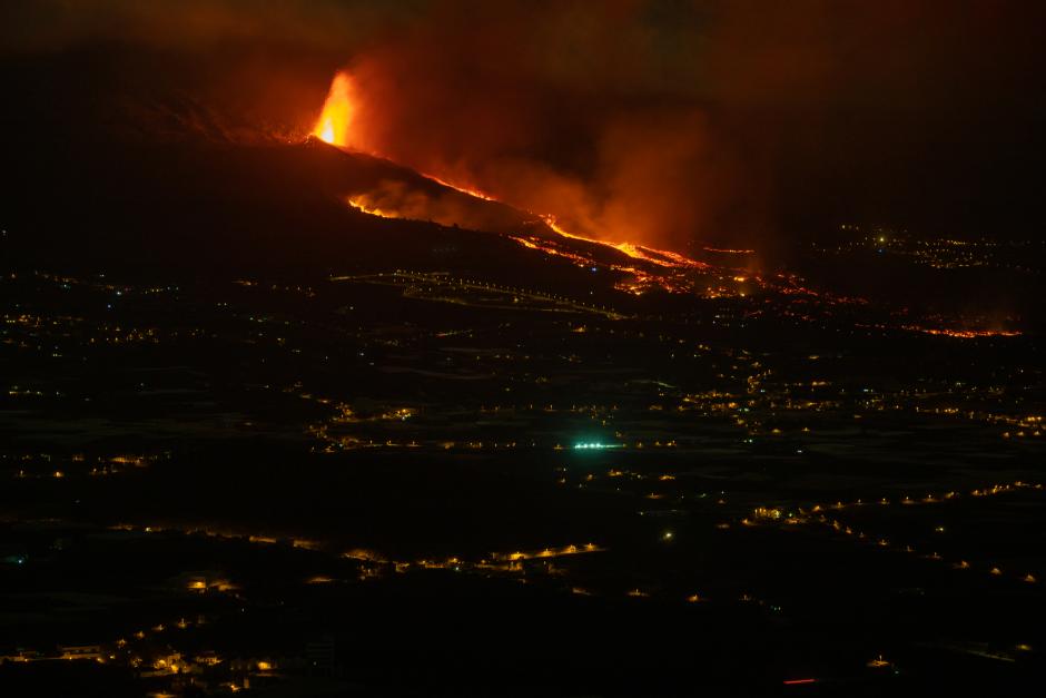 La colada de lava del volcán de La Palma vista desde Los Llanos