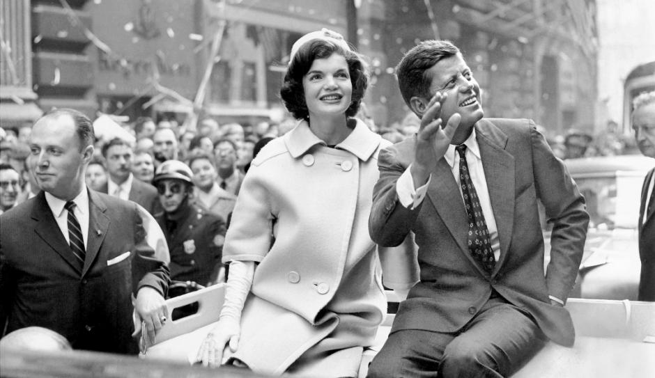 El presidente Kennedy pasea junto a su esposa