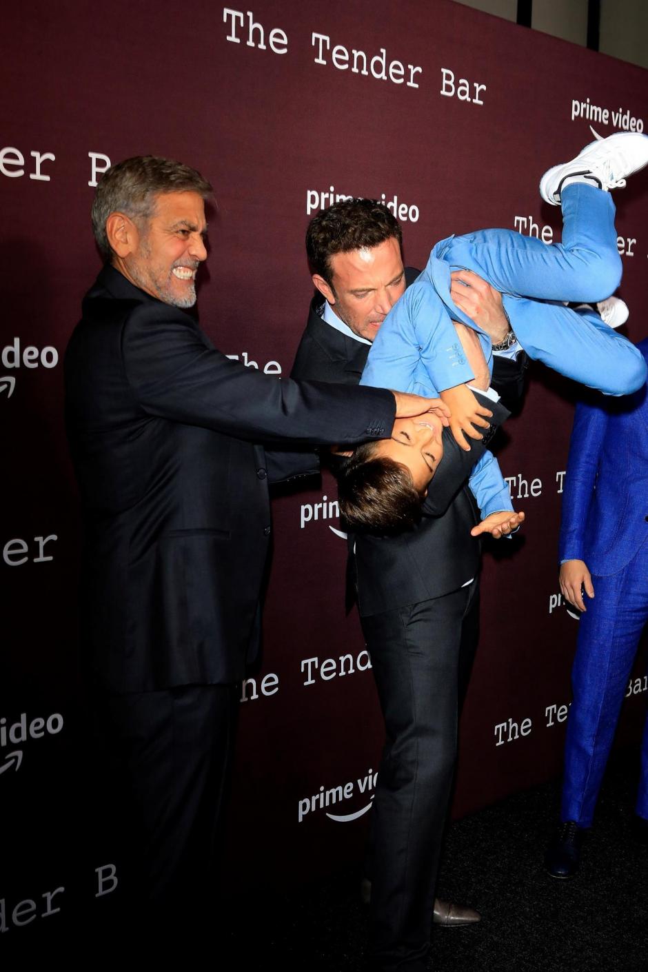 Ben Affleck, con su hijo y George Clooney