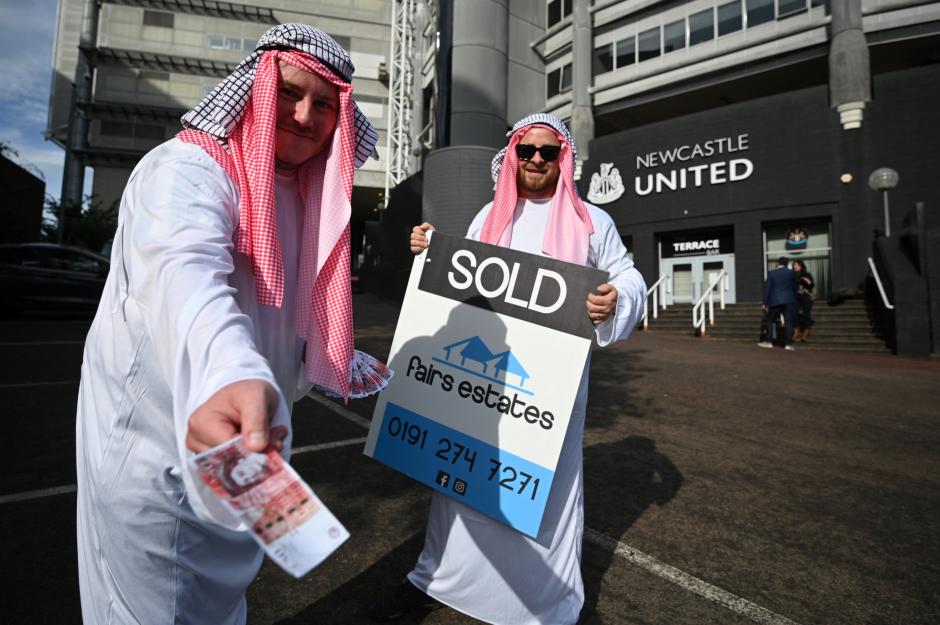 La hinchada del Newcastle celebró la llegada del dinero del jeque de Arabia Saudí