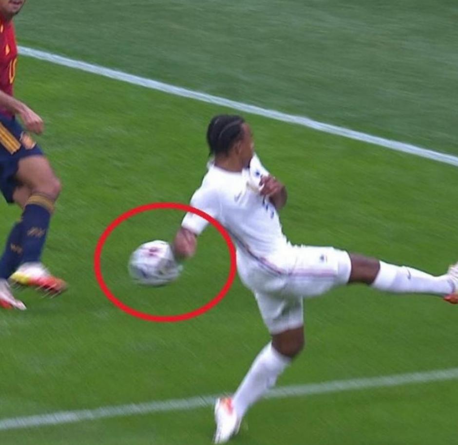 España pidió penalti en esta posible mano de Koundé