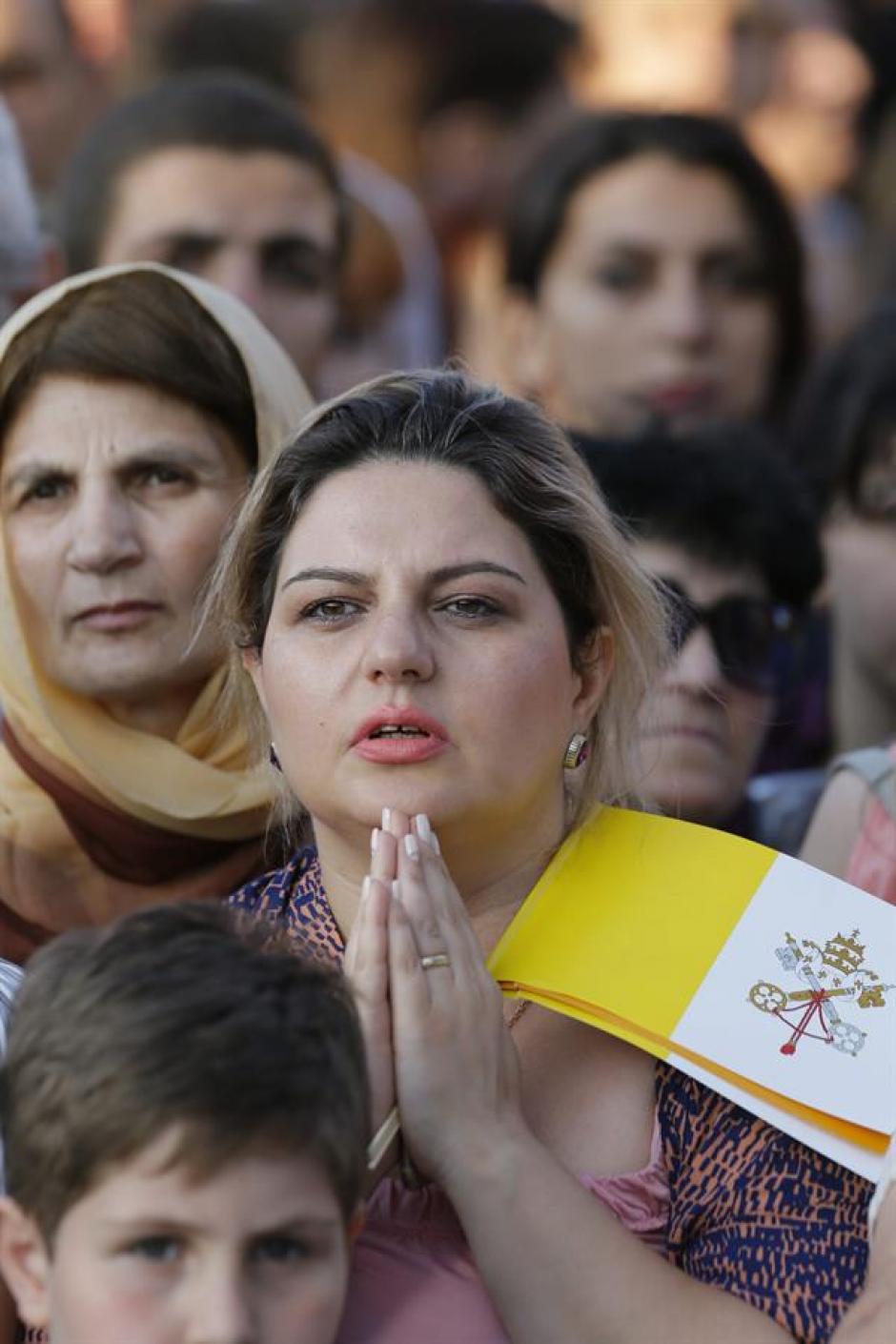 Una mujer con la bandera del Vaticano en Yerevan, Armenia, durante la visita del Sumo Pontífice