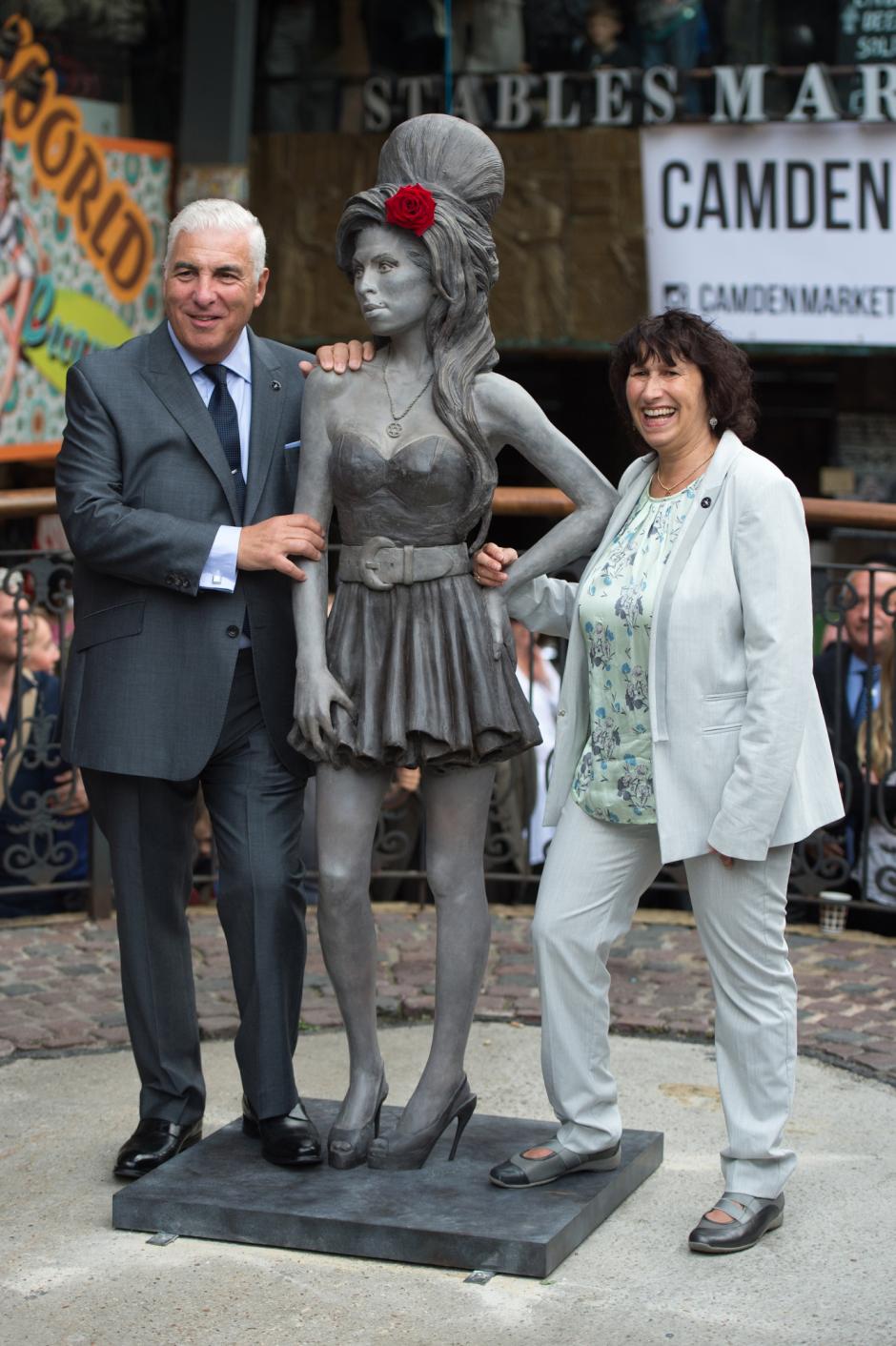 Mitchell y Janis, padres de la cantante, junto a la estatua que la conmemora en el barrio londinense de Camden