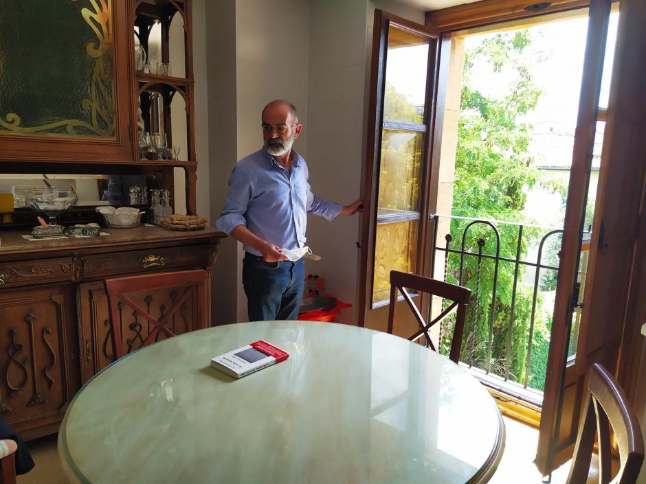 El escritor José Ángel González Sáinz conversando en la cocina