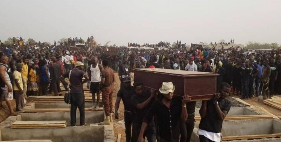 Funeral masivo en la aldea de Genabe, Nigeria, en 2018