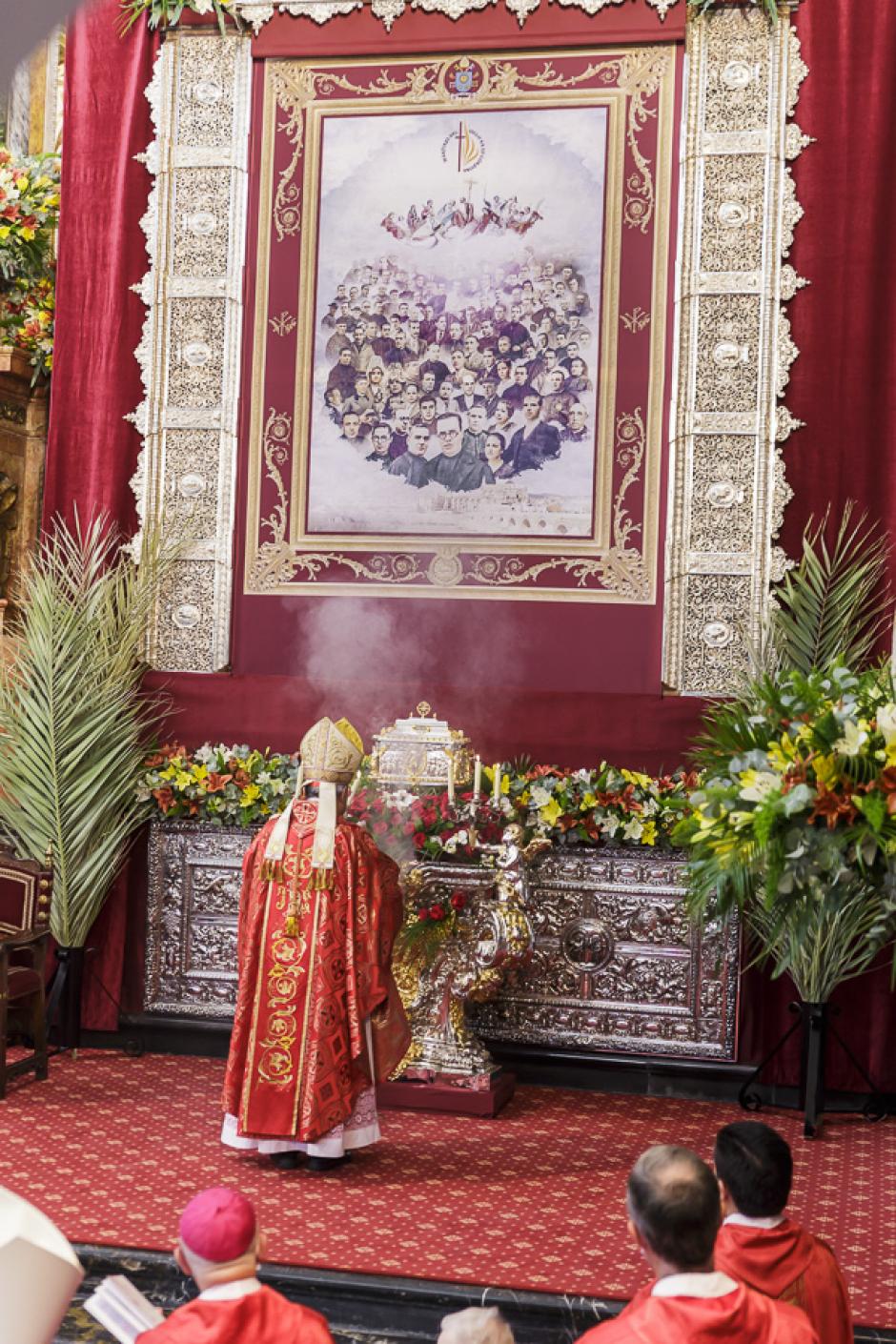 El obispo de Córdoba incensando el relicario de los mártires
