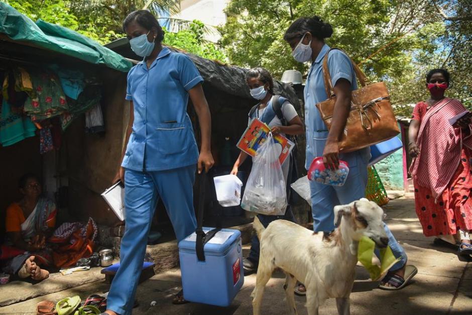 Sanitarios en India llevando a las comunidades rurales los viales
