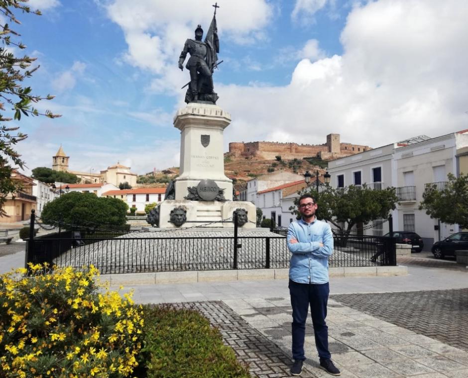 Valentín Pozo Torres, alcalde de Medellín, ante la estatua de Hernán Cortés situada en el pueblo de Badajoz