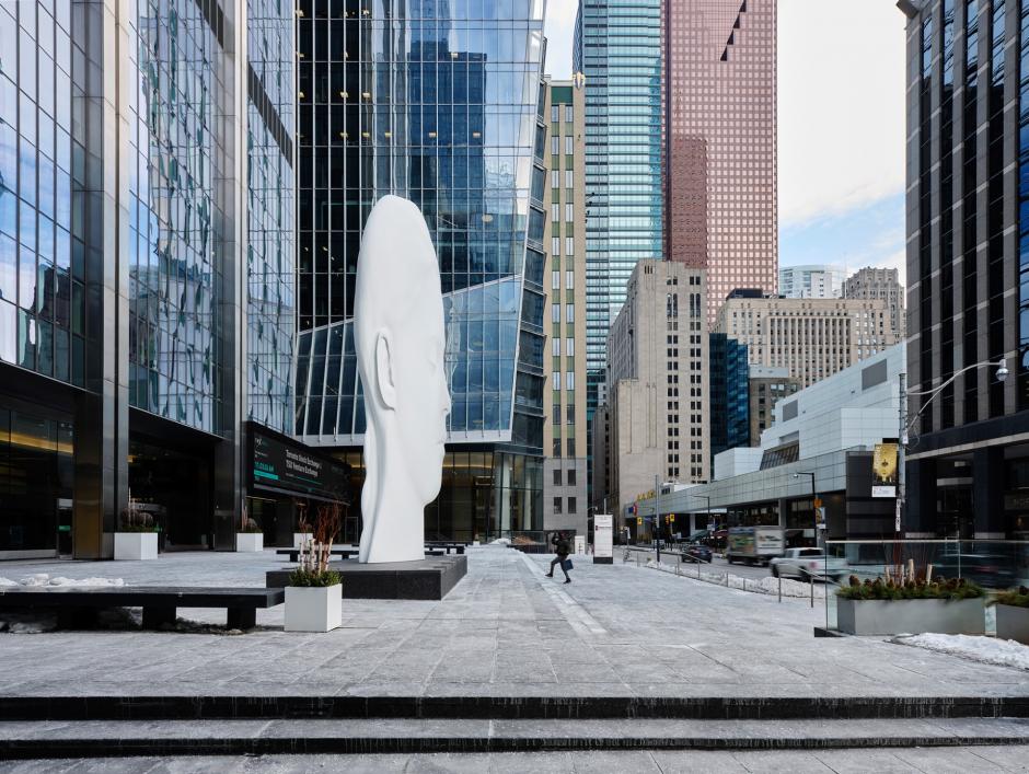 La escultura «Dreaming», de Jaume Plensa, situada en el centro financiero de Toronto en 2017.