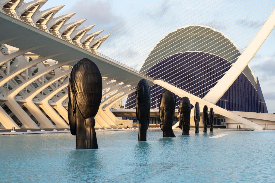 Instalación de las esculturas de Jaume Plensa en la Ciudad de las Artes y las Ciencias de Valencia, en 2019.
