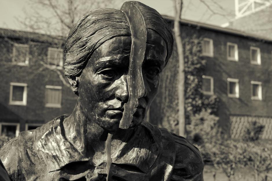 Estatua de bronce en Colonia a Edith Stein, cuyo nombre como monja fue santa Teresa Benedicta de la Cruz