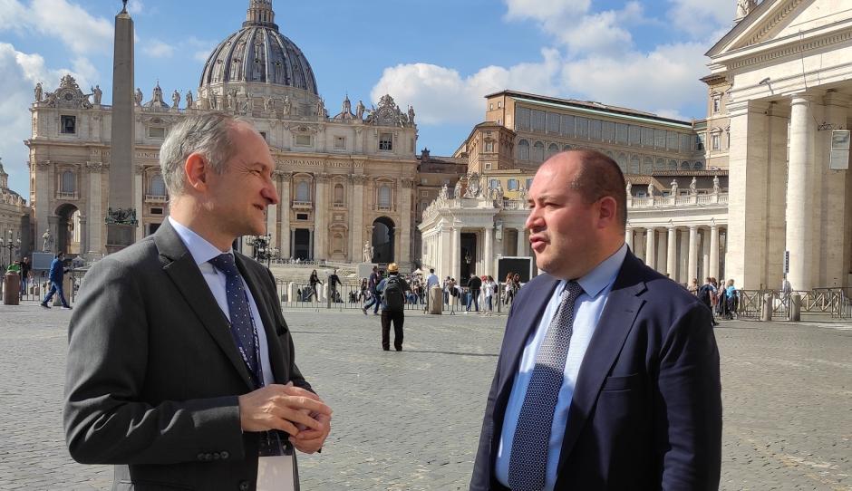 Nuestro corresponsal en el Vaticano, Antonio Olivié, junto con Francesco Granda