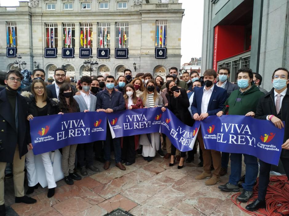 Pancarta de apoyo a la Casa Real en Oviedo