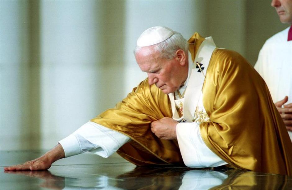 Juan Pablo II en la consagración de la catedral de la Almudena en 1993