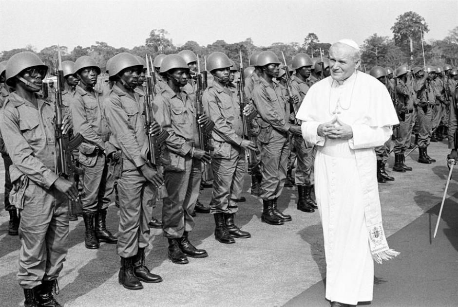 El Papa Juan Pablo II en su llegada al aeropuerto de Malabo, donde fue recibido por el presidente de Guinea Ecuatorial, Teodoro Obiang Ngema.