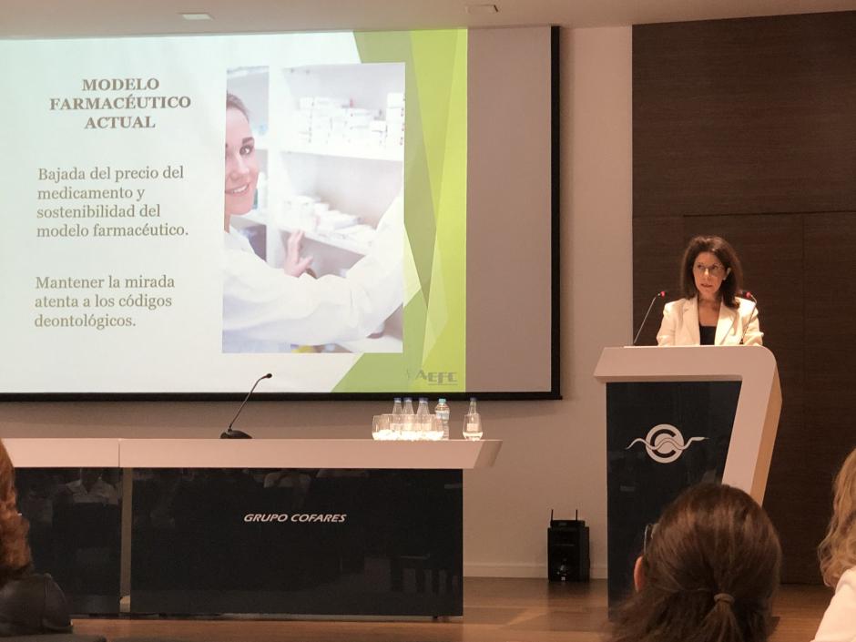 La presidenta de la Asociación Española de Farmacéuticos Católicos en una charla  en el Colegio Oficial de Farmacéuticos de Madrid